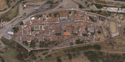 INFORMAÇÃO | Trabalhos de limpeza e conservação das muralhas de Monsaraz