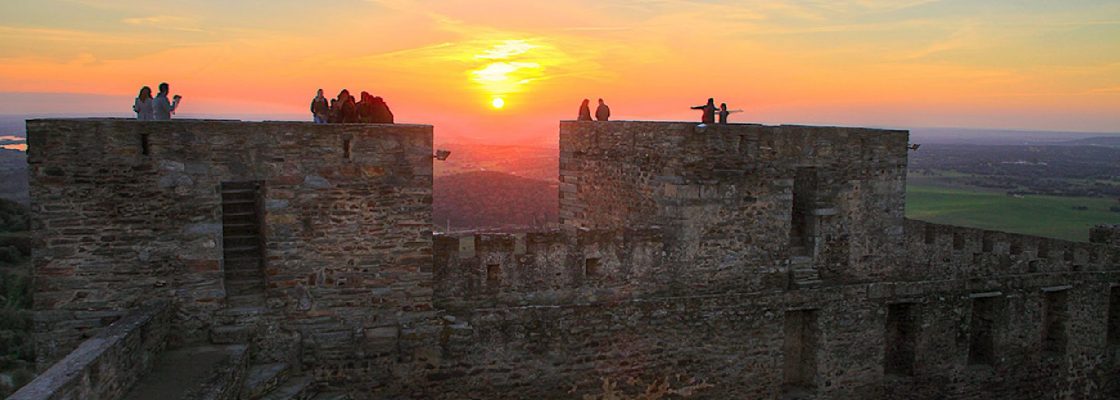 Castelo De Monsaraz Iluminado De Azul Para Celebrar Os 75 Anos Das Nacoes Unidas Municipio De Reguengos De Monsaraz