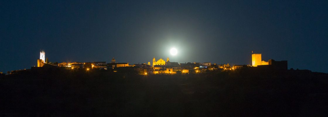 Luzes da Porta da Vila e da Torre do Relógio em Monsaraz desligadas na Hora do Planeta