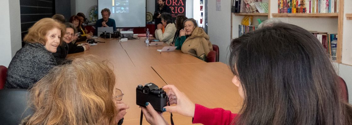 Fotografias do quotidiano da comunidade sénior em exposição na Biblioteca Municipal de Regueng...