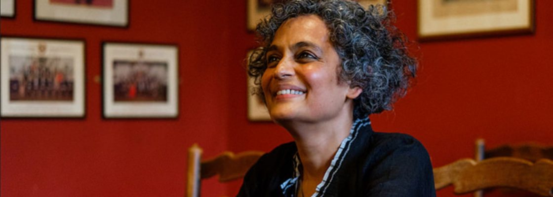 UAb lança AULAbERTA sobre Arundhati Roy