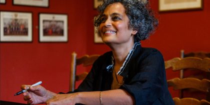 UAb lança AULAbERTA sobre Arundhati Roy