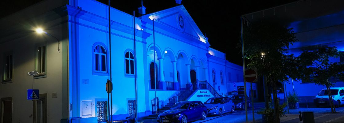 Paços do Concelho de Reguengos de Monsaraz iluminados de azul para comemorar o Dia da Europa